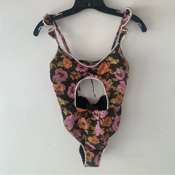 New! Victoria’s Secret Floral Cutout Ruffled One Piece Swimsuit 37164 - Picture 2 of 9